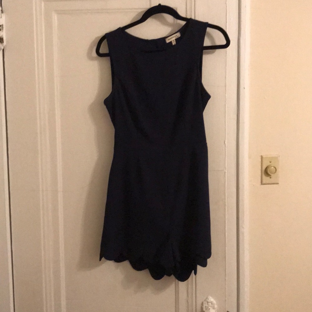 Shorts romper scalloped edges